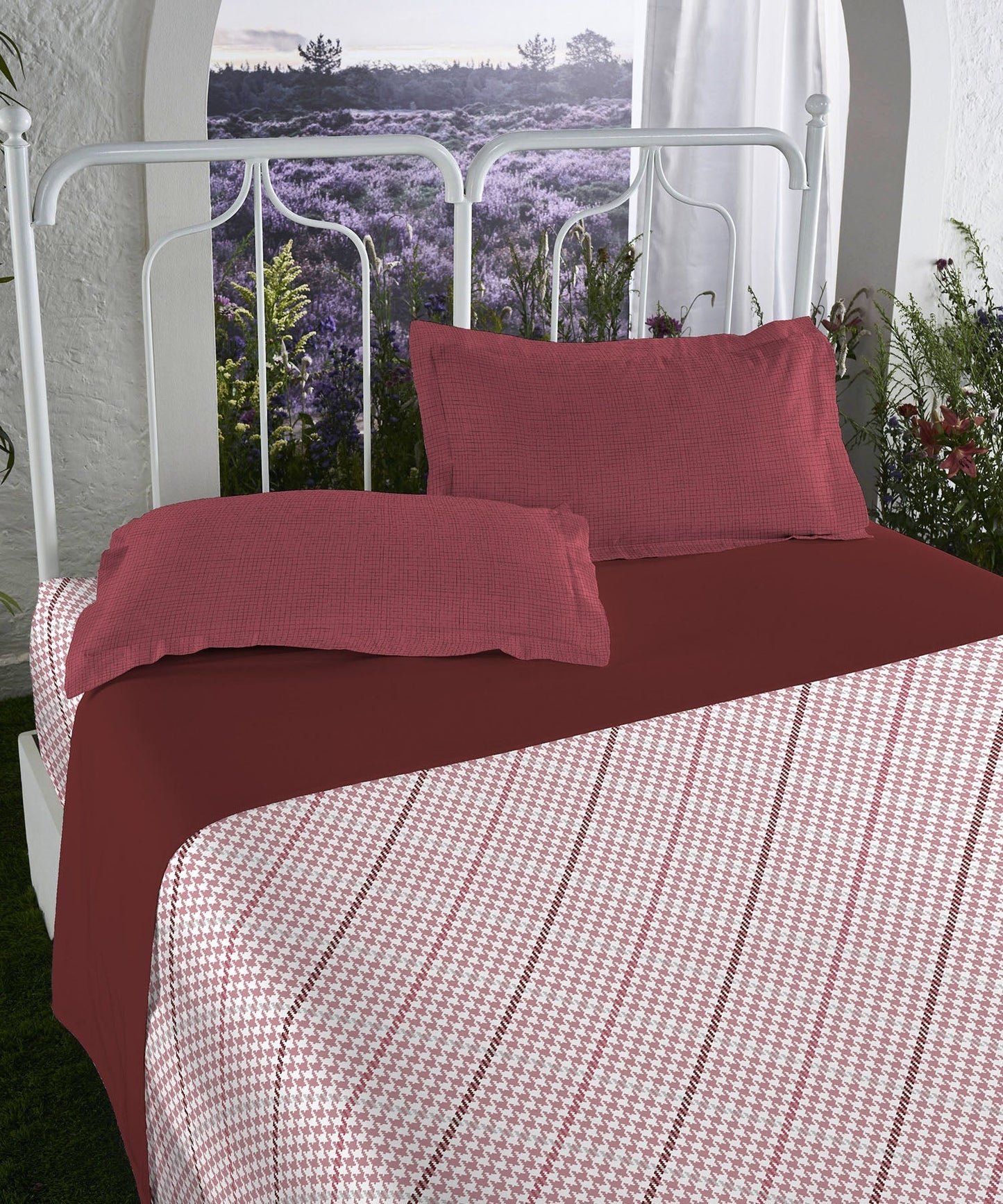 Aroma Strawberry King Bedsheet With 2 Pillow Cover Gift Set, 144Tc, 100% Cotton, Geometric, Maroon